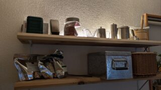 DIYでキッチンの壁にカフェ風の棚を追加！カフェみたいにコーヒー器具を飾っちゃいますか！ 
